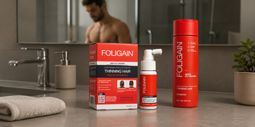 浴室檯面上擺放的FOLIGAIN男用TRIOXIDIL外用護理產品與洗髮精。