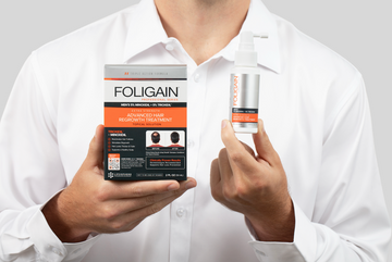 一名男性手持含5%米諾地爾和5% TRIOXIDIL的FOLIGAIN外用護理產品包裝盒與噴霧瓶。